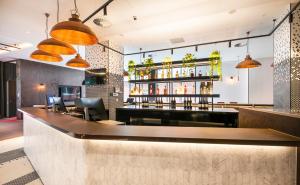 een bar in een restaurant met een aanrecht bij Holiday Inn Express Melbourne Little Collins, an IHG Hotel in Melbourne