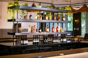 een bar met flessen alcohol op een plank bij Holiday Inn Express Melbourne Little Collins, an IHG Hotel in Melbourne