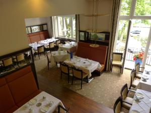 una vista sul soffitto di un ristorante con tavoli e sedie di Hotel Vorbach ad Amburgo