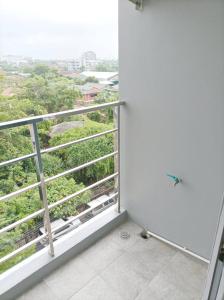 uma casa de banho com um chuveiro e uma janela grande em JVAPLACE em Nonthaburi