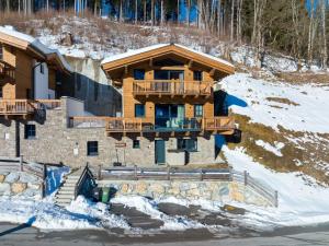 El edificio en el que está el chalet de montaña