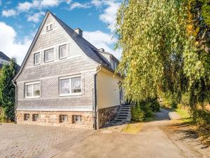 een groot wit huis met een gambrel dak bij Ferienhaus in Medebach nahe Skigebiet in Medebach