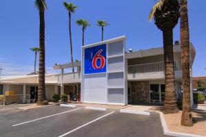 Um certificado, prêmio, placa ou outro documento exibido em Motel 6 Old town Scottsdale Fashion Square