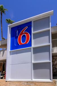 Um certificado, prêmio, placa ou outro documento exibido em Motel 6 Old town Scottsdale Fashion Square