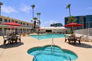 A piscina localizada em Motel 6 Old town Scottsdale Fashion Square ou nos arredores