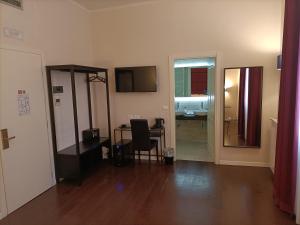 sala de estar con mesa y espejo en 1suite firenze, en Florencia