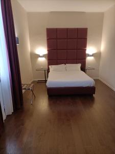 1 dormitorio con 1 cama con 2 mesas y 2 lámparas en 1suite firenze, en Florencia