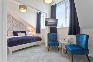 A bed or beds in a room at Broadlands Windermere