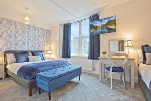 A bed or beds in a room at Broadlands Windermere