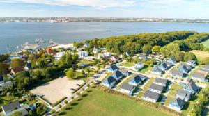 uma vista aérea de uma cidade com casas e água em Ostsee Sonnengarten em Altefähr