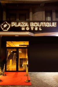 un edificio con un cartel que lee Playaza hotel boutique en Plaza Boutique Hotel, en Pristina