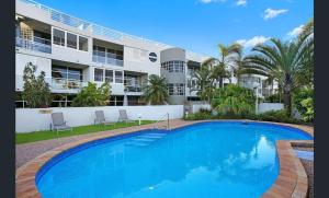 una gran piscina frente a un edificio en Sundeck Gardens, en Maroochydore