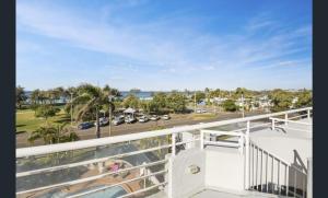 un balcón con vistas a un aparcamiento en Sundeck Gardens, en Maroochydore