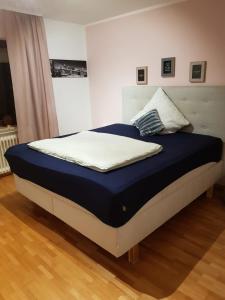 Un pat sau paturi într-o cameră la Schöne Ferienwohnung mitten in Koblenz