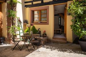 Un patio o zona al aire libre en Les Suites - La Cour St Fulrad