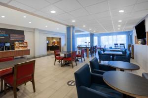 Un restaurant sau alt loc unde se poate mânca la Holiday Inn Express Hotel & Suites Woodhaven, an IHG Hotel