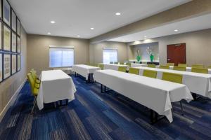 Khu vực hỗ trợ khách đi công tác/phòng hội thảo tại Holiday Inn Express Hotel & Suites Woodhaven by IHG