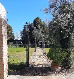 un chemin avec un groupe de feux de rue dans un parc dans l'établissement Quinta do Caçador, à Estremoz