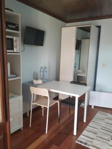 A television and/or entertainment centre at Quinta dos Campos - Apartamento 2