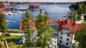 vistas a un puerto con barcos en el agua en Ach Mazury, en Mikołajki