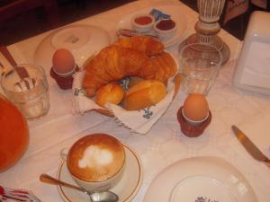 een tafel met eieren en een mand met croissants bij Agriturismo La Prosciutta in Faenza