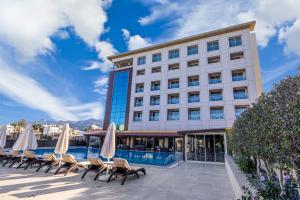 Baseinas apgyvendinimo įstaigoje Grand Pasha Hotel & Spa Kyrenia arba netoliese