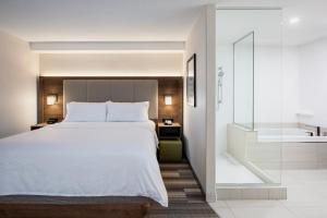 Holiday Inn Express Hotel & Suites Saskatoon, an IHG Hotel tesisinde bir odada yatak veya yataklar