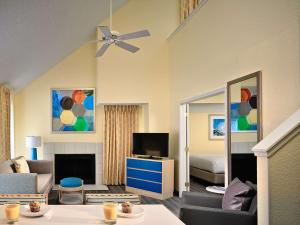 โทรทัศน์และ/หรือระบบความบันเทิงของ Sonesta ES Suites Burlington