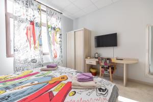 - une chambre avec un lit, un bureau et une télévision dans l'établissement SMART, à Niš