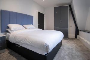 Cama ou camas em um quarto em Cavern Quarter apartments by The Castle Collection