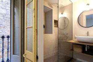 bagno con lavandino e doccia in vetro di Velo Vern 1 Beautiful new apartment 2 bed ensuite a Girona