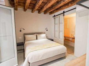 una camera con un grande letto bianco di Velo Vern 1 Beautiful new apartment 2 bed ensuite a Girona