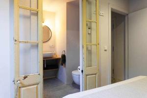 bagno con servizi igienici bianchi e lavandino di Velo Vern 1 Beautiful new apartment 2 bed ensuite a Girona