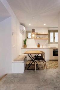 una cucina con tavolo e panca di Velo Vern 1 Beautiful new apartment 2 bed ensuite a Girona