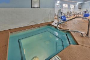 Басейн в или близо до Staybridge Suites Albuquerque North, an IHG Hotel