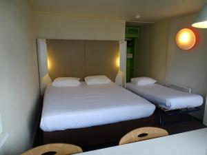 two beds in a small room with white sheets at Campanile Troyes Sud - Buchères in Troyes