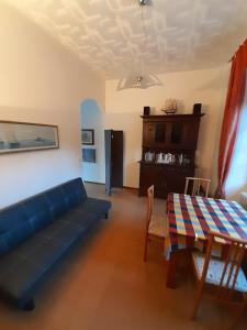 sala de estar con sofá azul y mesa en casa ubaldo, en Cannero Riviera