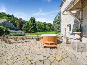 O grădină în afara Castle in Ferri res with a garden