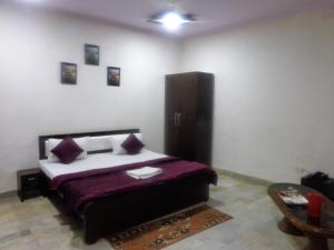 A bed or beds in a room at Hotel Maharana Palace