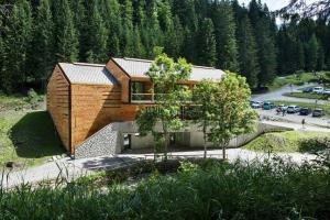 ein Haus mitten im Wald in der Unterkunft Vallesinella Hotel Restaurant Bar in Madonna di Campiglio