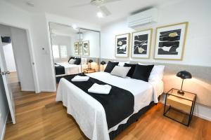 a bedroom with two beds in a room at Birds 'n' Bloom Cottages in Yungaburra