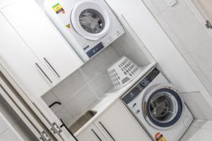 an overhead view of a washing machine and a washer at Birds 'n' Bloom Cottages in Yungaburra