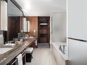 The Langham, New York, Fifth Avenue tesisinde bir banyo