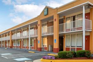 een groot motel met een parkeerplaats bij Quality Inn Fredericksburg near Historic Downtown in Fredericksburg