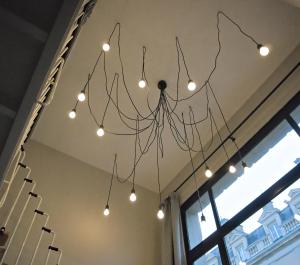 Een hoop lichtjes aan een plafond. bij Loft Royal des Promenades in Reims