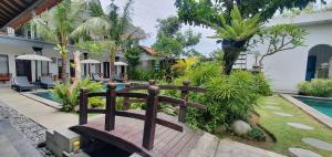 Градина пред Surf Lodge Canggu