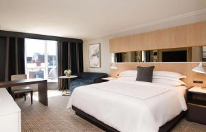 Кровать или кровати в номере The Yorkville Royal Sonesta Hotel Toronto