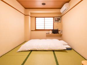 เตียงในห้องที่ Sakura Ryokan Asakusa Iriya