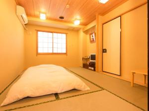 เตียงในห้องที่ Sakura Ryokan Asakusa Iriya