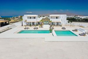 una vista aérea de una villa con piscina en Adama Mykonos Boutique Hotel en Mykonos